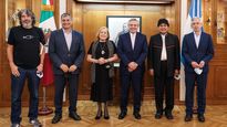 El presidente Alberto Fernández, junto a los expresidentes de Bolivia y de Ecuador, Evo Morales y Rafael Correa; el exvicepresidente de Bolivia Álvaro García Linera, la embajadora de México en la Argentina, Liliana Rossbach Suárez, y el director del CELAG (Centro Estratégico Latinoamericano de Geopolítica) Alfredo Serrano Mancilla.
