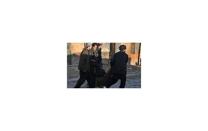 Un grupo de afganos arrastra el cuerpo de uno de los muertos durante las protestas contra EEUU.