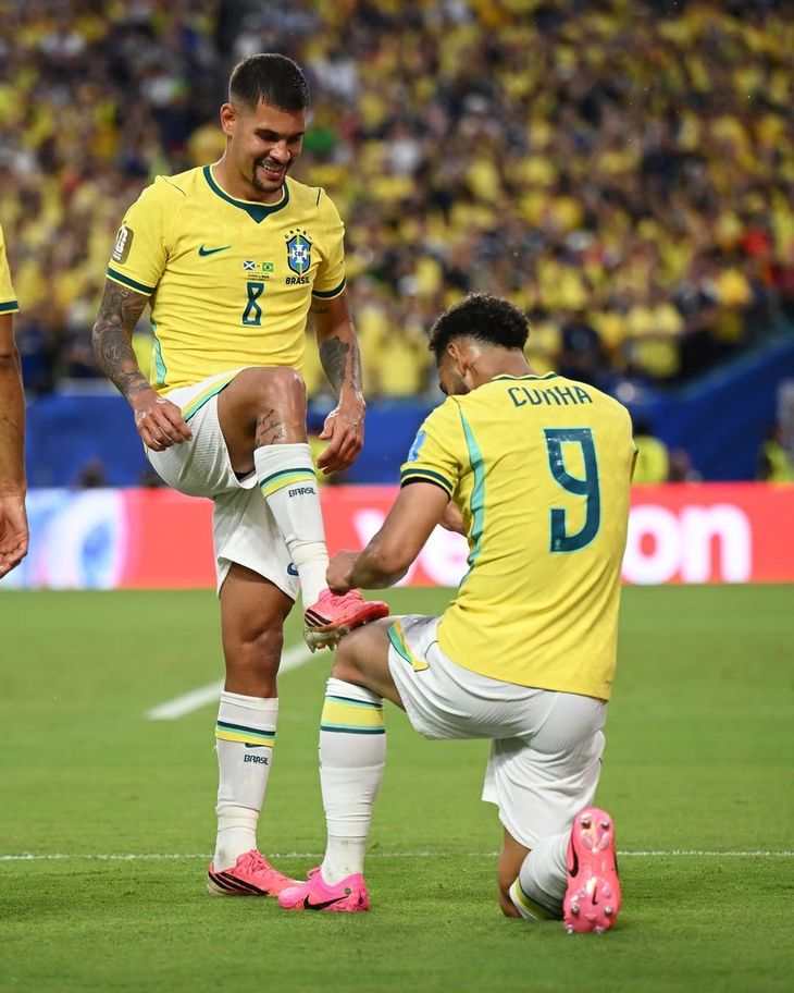 El festejo de Matheus Cunha junto a Bruno Guimaraes en el tercer gol de Brasil. El festejo de Matheus Cunha junto a Bruno Guimaraes en el tercer gol de Brasil.