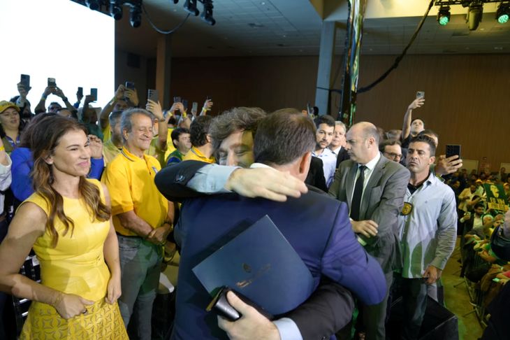 Milei respaldó la candidatura del senador Flávio Bolsonaro en San Pablo. Milei respaldó la candidatura del senador Flávio Bolsonaro en San Pablo.