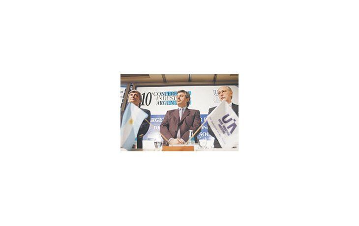 ámbito.com | El jefe de Gabinete, Alberto Fernández, junto al titular de la UIA, Alberto Alvarez Gaiani (der.) y Juan Manuel Lardizábal, de Renault (izq.), ayer en la Conferencia Industrial en Pilar.