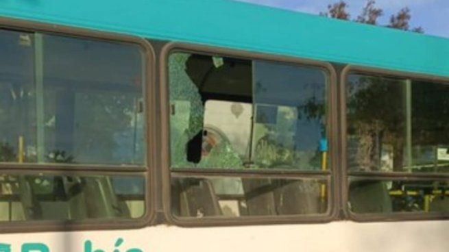 Colectivos de Bahía Blanca sufrieron ataques tras no adherir al paro de la CGT.