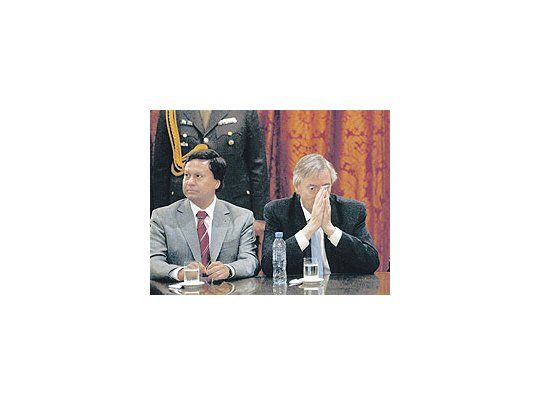 El Presidente recibió el pedido de Maza para que el gobierno intervenga los tres poderes riojanosdurante un acto de firma de obras públicas para la provincia. Kirchner quedó otra vezante una decisión complicada que podría acarrearle más de un dolor de cabeza.