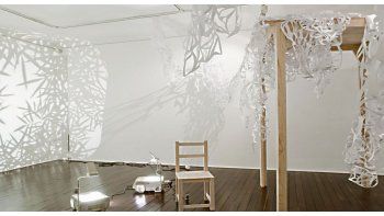ámbito.com | Angélica Teuta. Su instalación “Imágenes para evitar la pesadilla” convierte a la sala que la ocupa uno de los hitos más cautivantes de la visita a esta exposición.