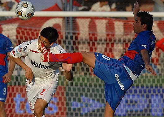 Por una cabeza. Paolo Goltz se juega la humanidad ante la embestida del jugador de Tigre.