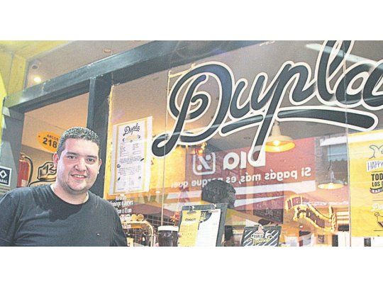 Dos casos. Dupla es una pizzería con un solo local. Eligieron Belgrano para arrancar. Todomoda es líder en venta de accesorios. Integra un grupo con 262 bocas en la Argentina. Foto: Ignacio Petunchi.