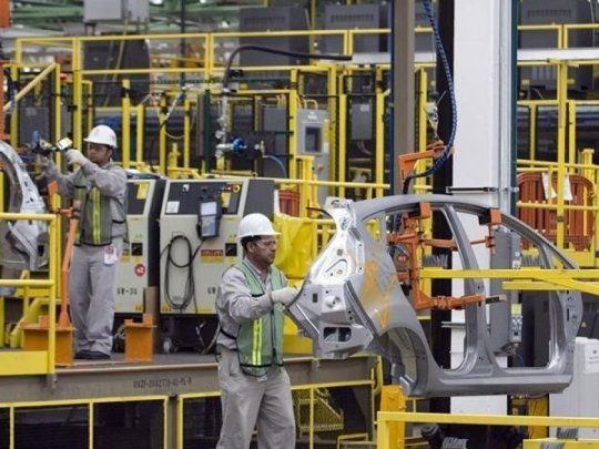 El indicador fue impactado por la caída en la construcción, los problemas en las cadenas de suministro y el repunte en los casos por coronavirus,