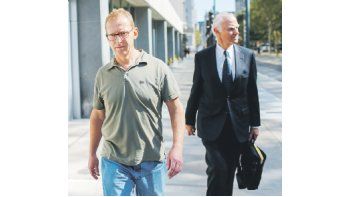 ARRESTO. Lo sufrió ayer Mark Johnson, acompañado de su abogado.