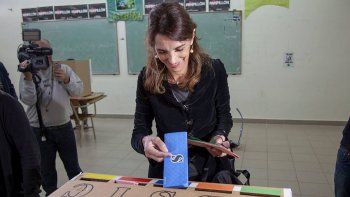 La precandidata a gobernadora por el el frente peronista Juntos, María Eugenia Bielsa vota durante las PASO que se desarrollan en Santa Fe.&nbsp;