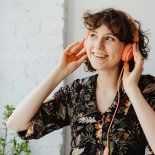 El verdadero significado de escuchar música todo el día, según la psicología. El verdadero significado de escuchar música todo el día, según la psicología.