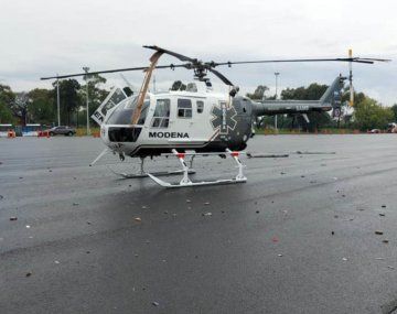 El helicóptero sufrió el daño en una de sus aspas 