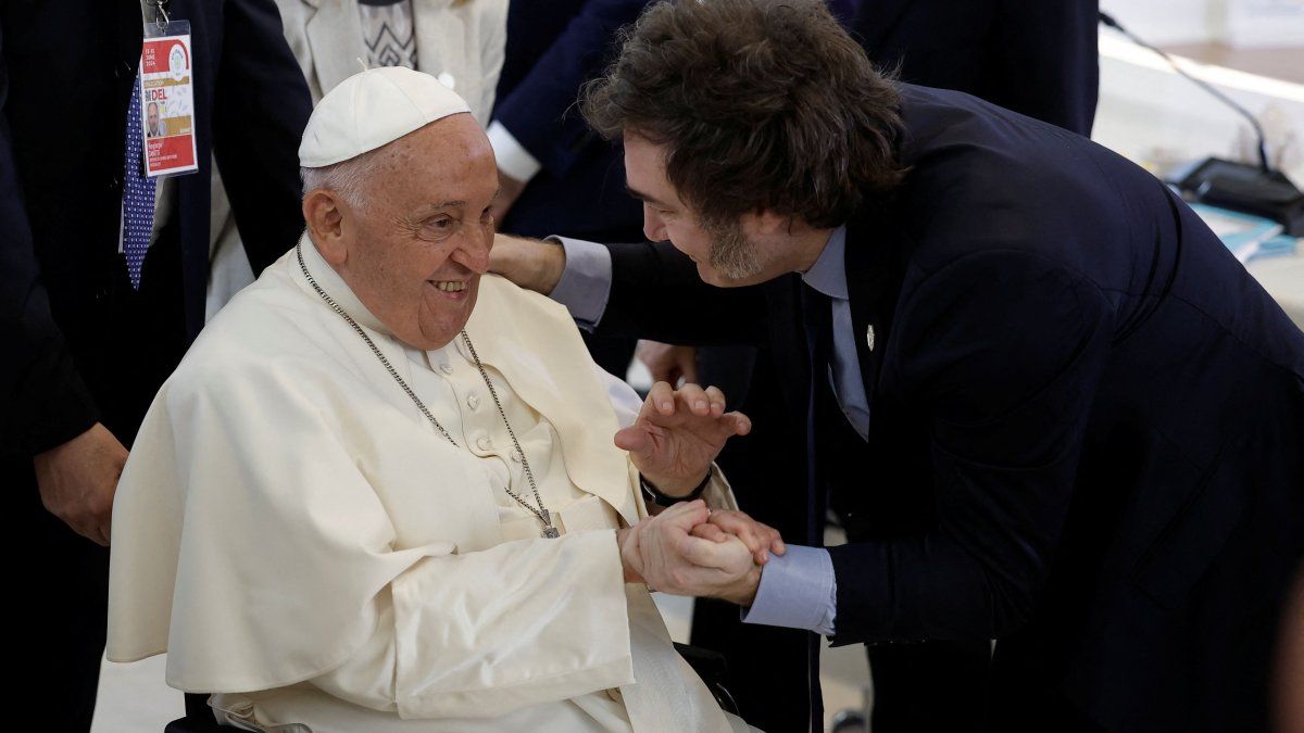 Javier Milei saludó al papa Francisco en la cumbre del G7