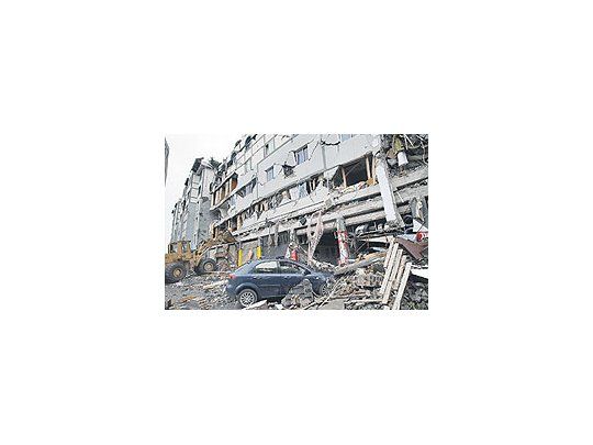 El dramatismode laplacafotográficaes más queelocuente.Chinaanunció lamuerte de20.000personasy se estimaque hayotras16.000 bajolos escombros.