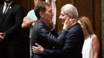 Claudio Ferreño, presidente de Bloque del Frente de Todos, y un afectuoso saludo con Diego Santilli el día de la jura.