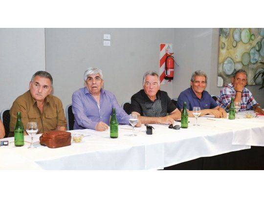 Beligerantes. Así se pronunciaron en un documento Schmid, Moyano, Barrionuevo, Acuña y Palazzo, entre otros dirigentes que participaron ayer del almuerzo organizado por el gastronómico en un hotel de su gremio.