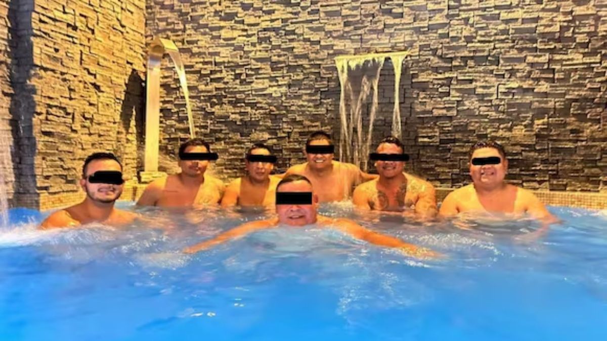 Scandal in Peru for a photo between police officers and members of a criminal gang in a sauna