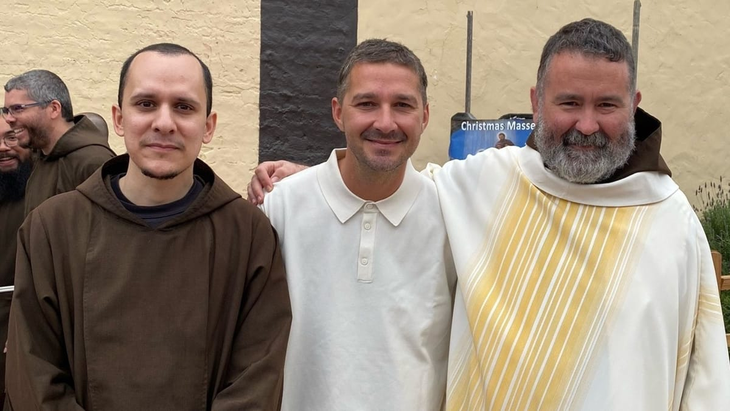 Shia LaBeouf y los sacerdotes que lo acompañaron en su confirmación. Shia LaBeouf y los sacerdotes que lo acompañaron en su confirmación.