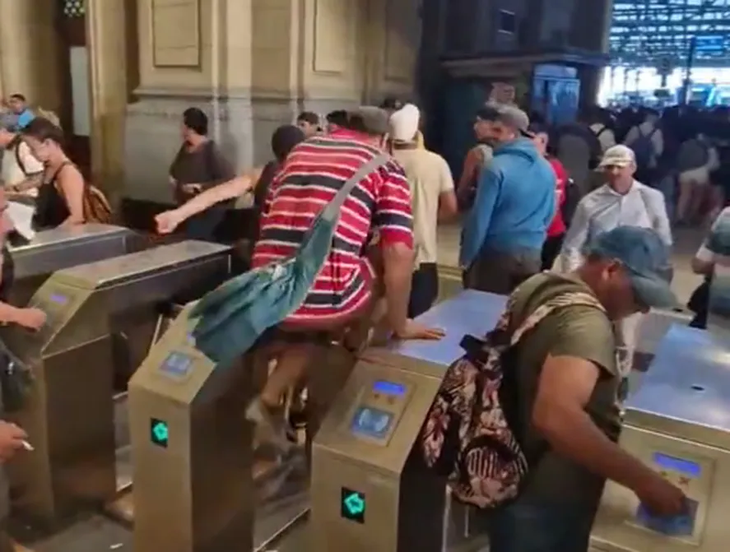 Pasajeros de la estación Plaza Constitución saltaron los molinetes para no pagar los aumentos. Pasajeros de la estación Plaza Constitución saltaron los molinetes para no pagar los aumentos.