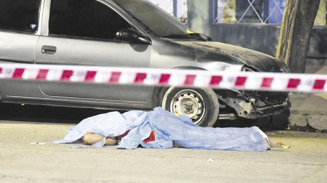 lamentable. A pesar del asesinato de un hincha en la previa, el partido entre San Martín y Belgrano se jugó.