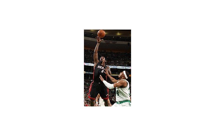 LeBron marcó 35 puntos.