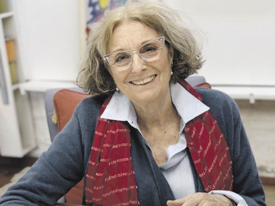 Benvenuto. La artista, con uno de los libros que creó en la pandemia.