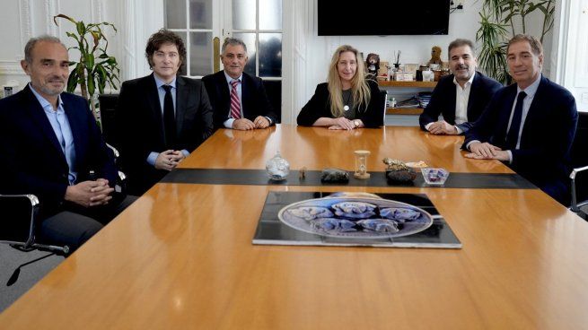 En Casa Rosada se reunieron los dos alfiles del PRO con Javier y Karina Milei.