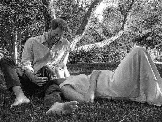 El fotógrafo Misan Harriman, presentado como un viejo amigo de la pareja por los medios británicos, tuiteó una foto en blanco y negro en la que aparecían sonriendo bajo un árbol.&nbsp;