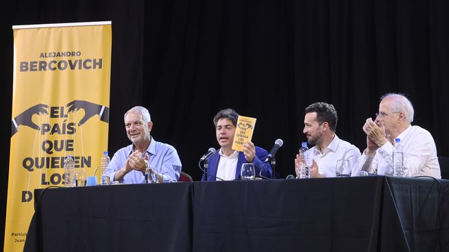 Axel Kicillof participó de la presentación del libro del periodista Aalejandro Bercovich. 