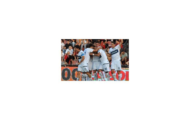 Los jugadores de Gimnasia festejan el segundo gol.