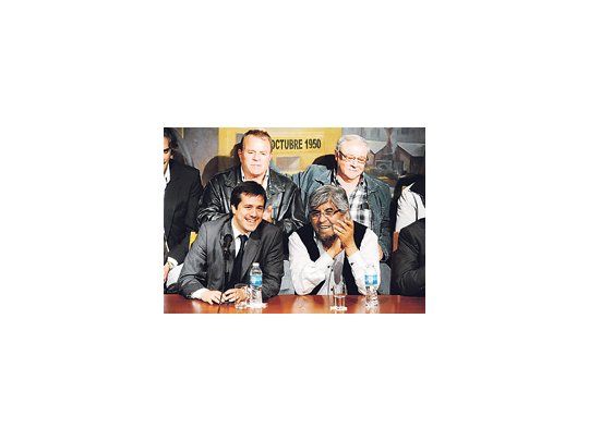 Mariano Recalde y Hugo Moyano, ayer, en la sede de la CGT. Allí se firmó un convenio de colaboración entre la central obrera y la empresa aérea.