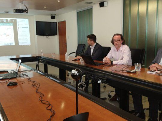 Los ministros cordobeses de Gobierno, Facundo Torres, y de Finanzas, Osvaldo Giordano, durante la reuni&oacute;n -virtual- este jueves, con intendentes, de la Mesa de Seguimiento de la Coparticipaci&oacute;n. Tambi&eacute;n fue de la partida Horacio Malbr&aacute;n (Relaciones Institucionales de la cartera de Finanzas).