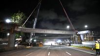 Las vigas de 32 metros de largo fueron colocadas con la asistencia de gruas.