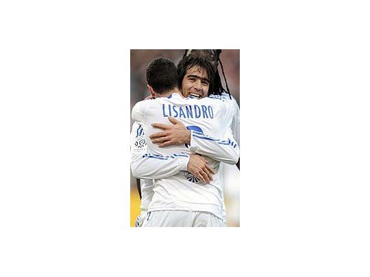 Festejo. César Delgado felicita a Lisandro López por sus tres conquistas ante Arles.