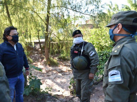 Controles. El gobernador salteño Gustavo Sáenz coordina trabajos con Gendarmería en frontera con Bolivia.