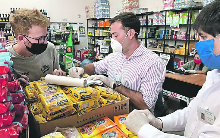 Coordinación. Inspectores controlan que se cumplan los precios que estableció el Gobierno; de lo contrario, se labran actas y hasta se clausuran comercios y puestos.