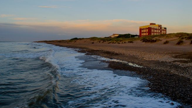 Costa Bonita, a pocos kilómetros de Necochea, deslumbra con su paisaje agreste, mar abierto y los atardeceres más impactantes de la región.