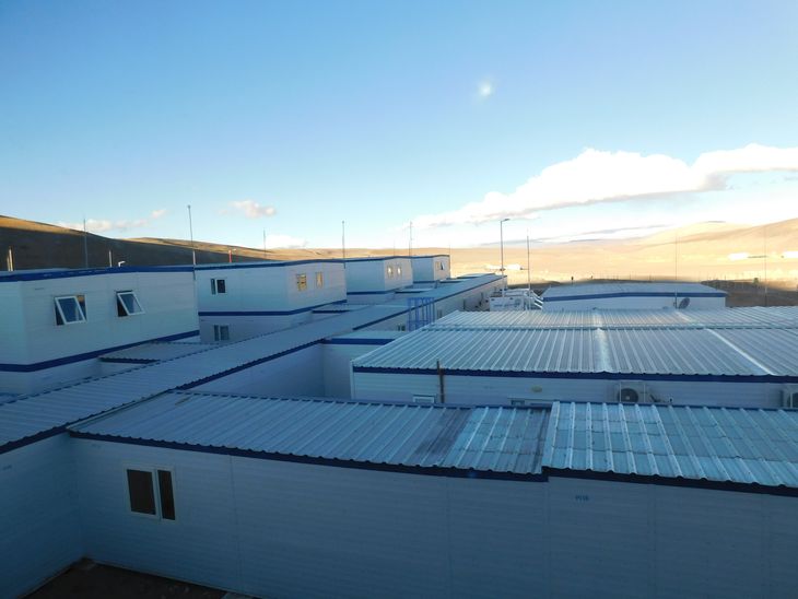 Vista del primer campamento Batidero, que actualmente se encuentra habitado por más de 800 personas todos los días. El segundo en construcción, inicialmente fue bautizado Josemaría, igual que el yacimiento. Vista del primer campamento Batidero, que actualmente se encuentra habitado por más de 800 personas todos los días. El segundo en construcción, inicialmente fue bautizado Josemaría, igual que el yacimiento.