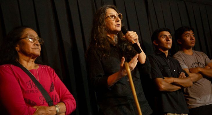 Lucrecia Martel junto a los familiares de Javier Chocobar en la premiere de Lucrecia Martel junto a los familiares de Javier Chocobar en la premiere de