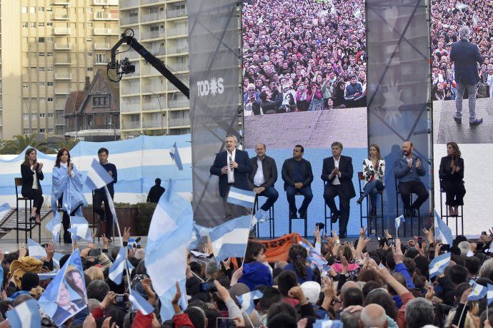 El escenario fue montado sobre la rambla marplatense.