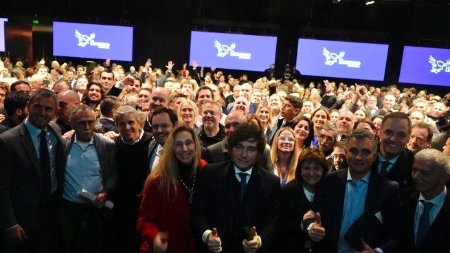 Javier Milei junto a sus ministros, durante un congreso partidario en La Plata. 