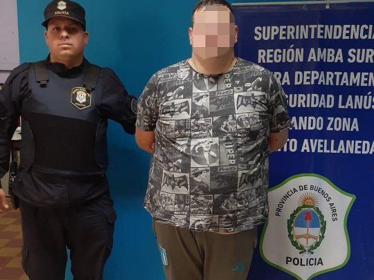 Detuvieron a un barra de Racing acusado de atacar a un periodista.