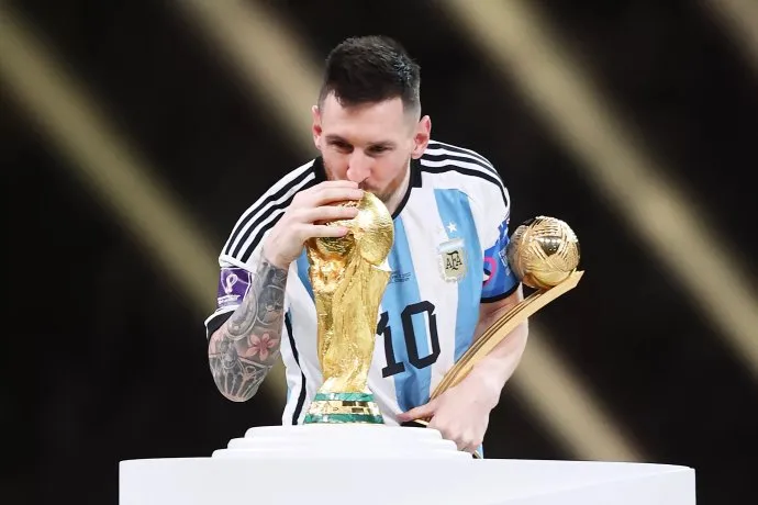 Momento sublime en Qatar 20222. Lionel Messi besando la Copa del Mundo. Hace casi cuatro años atrás. la FIFA repartió un 50% menos en premios de lo que distribuirá en 2026. En esta edición la bolsa total en premios sera de u$s 727 millones. Cifra récord.