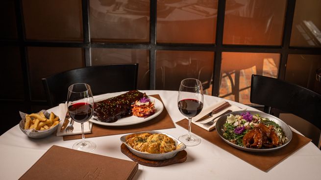 Villegas Resto, en Puerto Madero, propone una parrilla de impronta contemporánea con foco en la calidad del producto y el oficio.