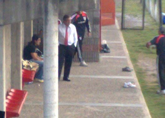 Al banco. Ariel Ortega se recupera de una distención. Trabajó diferenciado y terminó antes y esperó a que terminen sus compañeros.