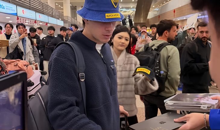 El piloto argentino llegó a China con un piluso de Boca. El piloto argentino llegó a China con un piluso de Boca.