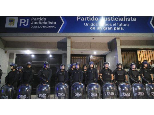 Según supo ámbito.com, la causa llegó a la CNE para darle inmediata intervención al fiscal Jorge Di Lello para que investigue. Ahora, el funcionario judicial deberá aportar las pruebas con las que el máximo tribunal definirá el futuro del partido. Anticipan que los tiempos se estirarán más de lo esperado.