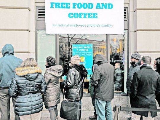 SOLIDARIDAD. Restaurantes y puestos callejeros comenzaron a proveer alimentos gratuitos para los empleados del Estado que no perciban ingresos.