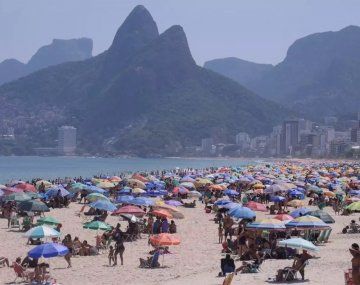 Los argentinos se preparan para llenar las playas de Brasil. Los argentinos se preparan para llenar las playas de Brasil.