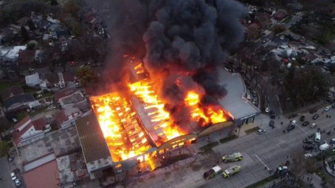 Voraz incendio en una fábrica de plásticos de Mar del Plata.