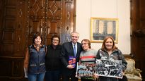 Alberto Fernández junto a las pioneras.&nbsp;